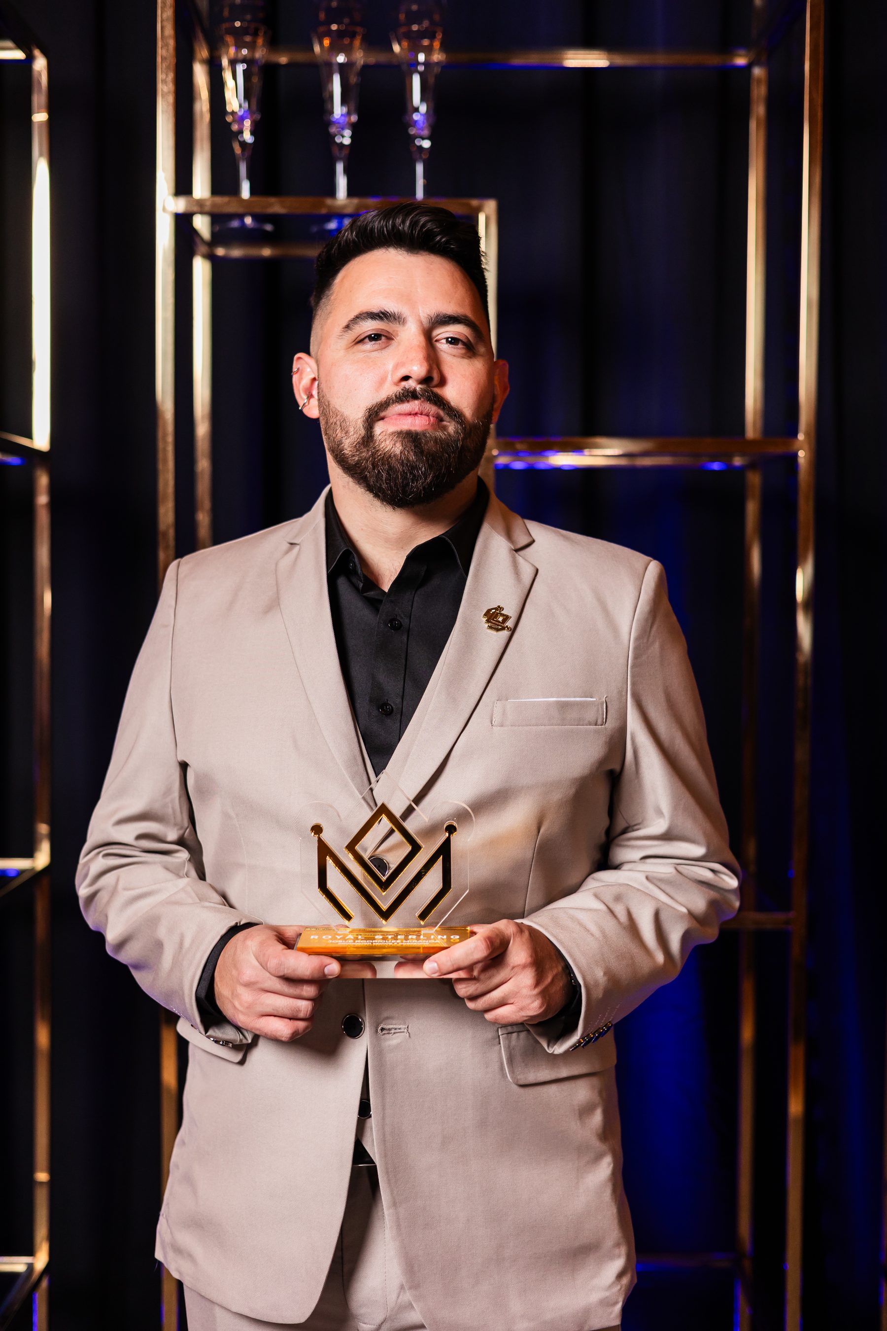 Josué Rodríguez Miranda con el galardón